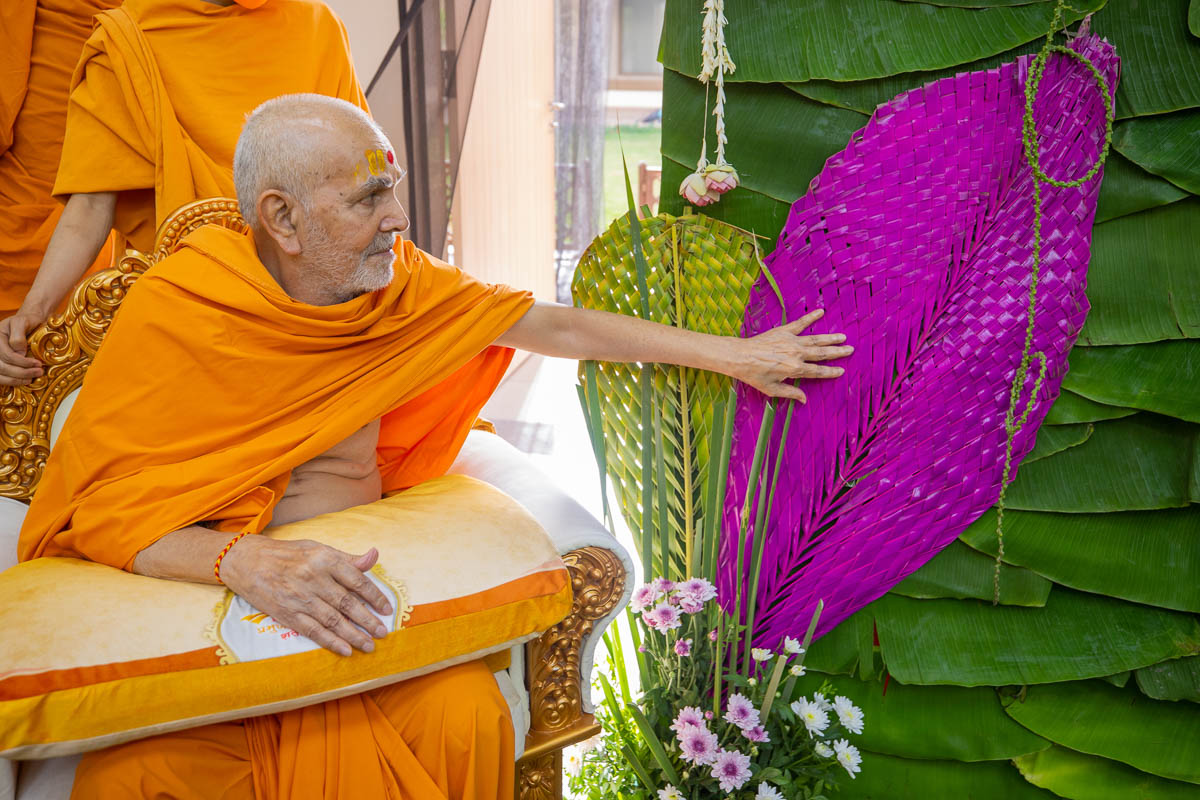 Swamishri observes decorative items