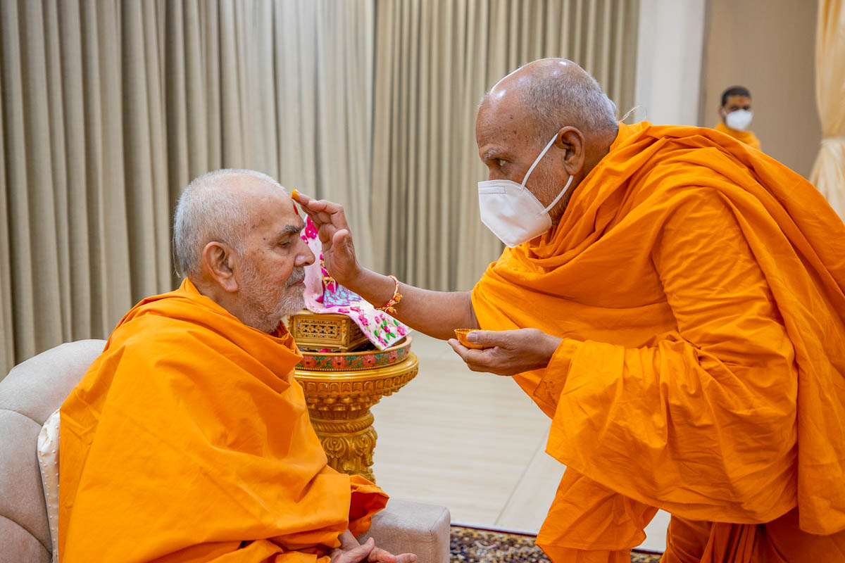 Yagneshwar Swami applies chandan archa to Swamishri