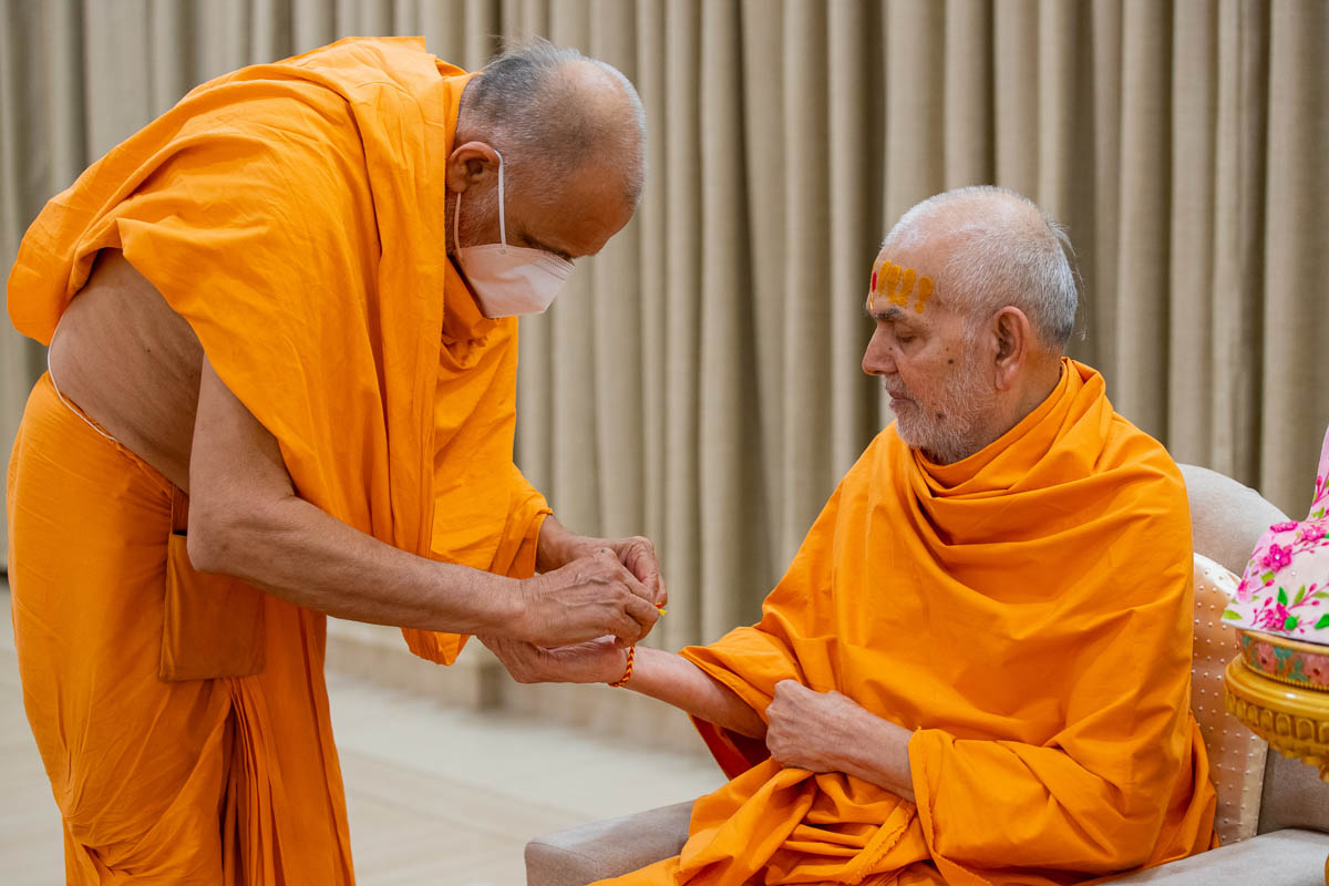 Premprakash Swami ties a nadachhadi to Swamishri