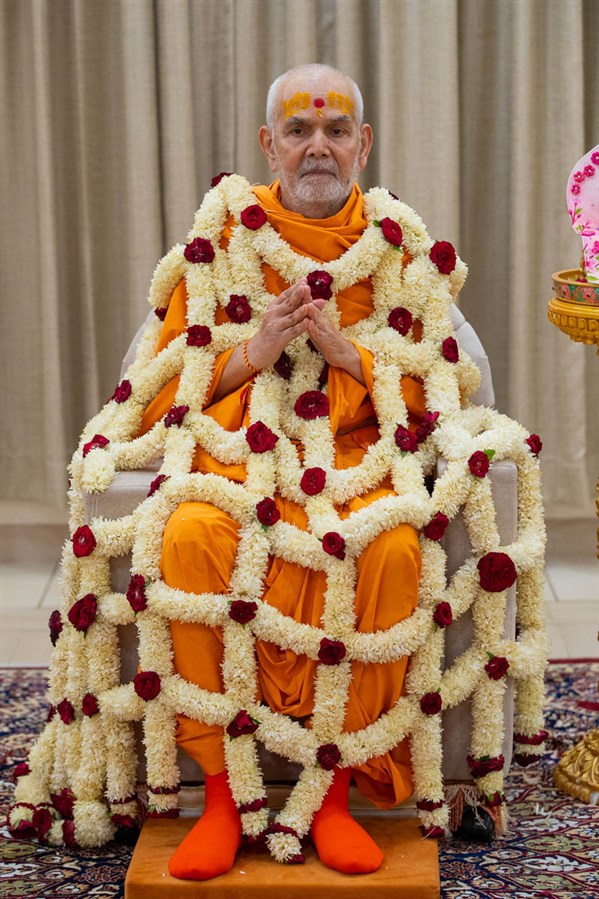Swamishri honored with a shawl of flowers