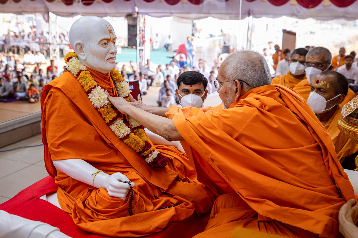 Swamishri performs the murti-pratishtha rituals 