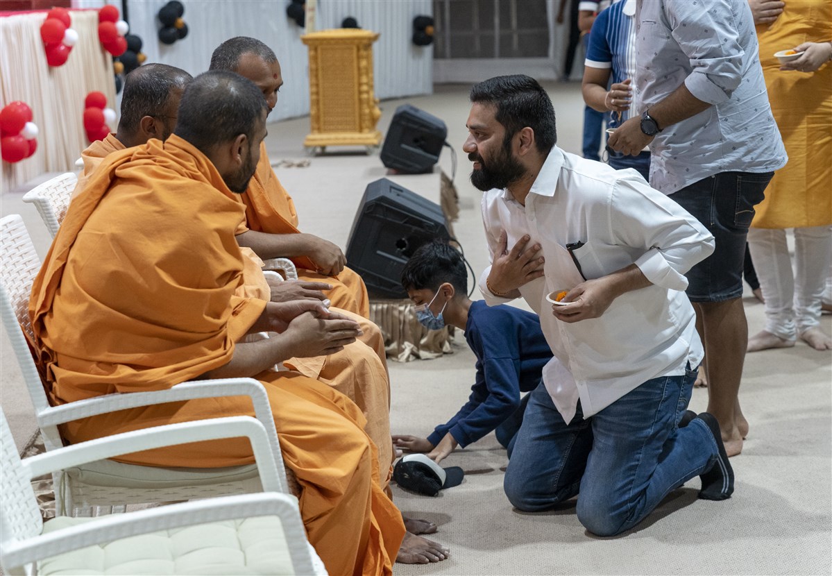 Devotees receive blessings by swamis