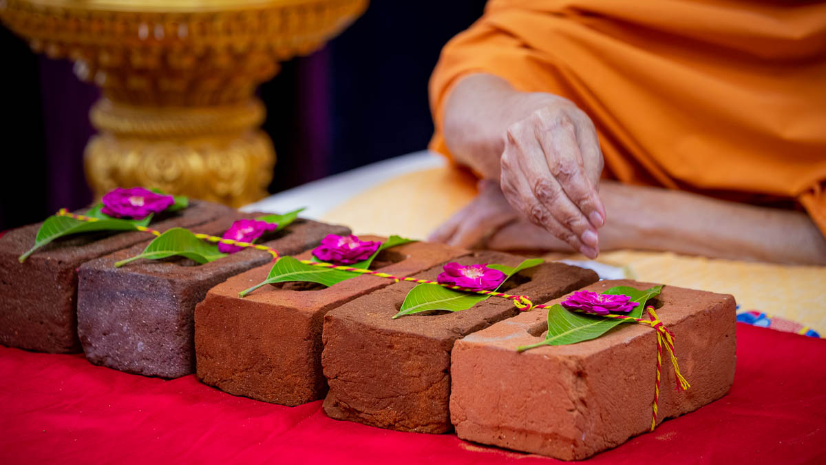 Swamishri sanctifies bricks 