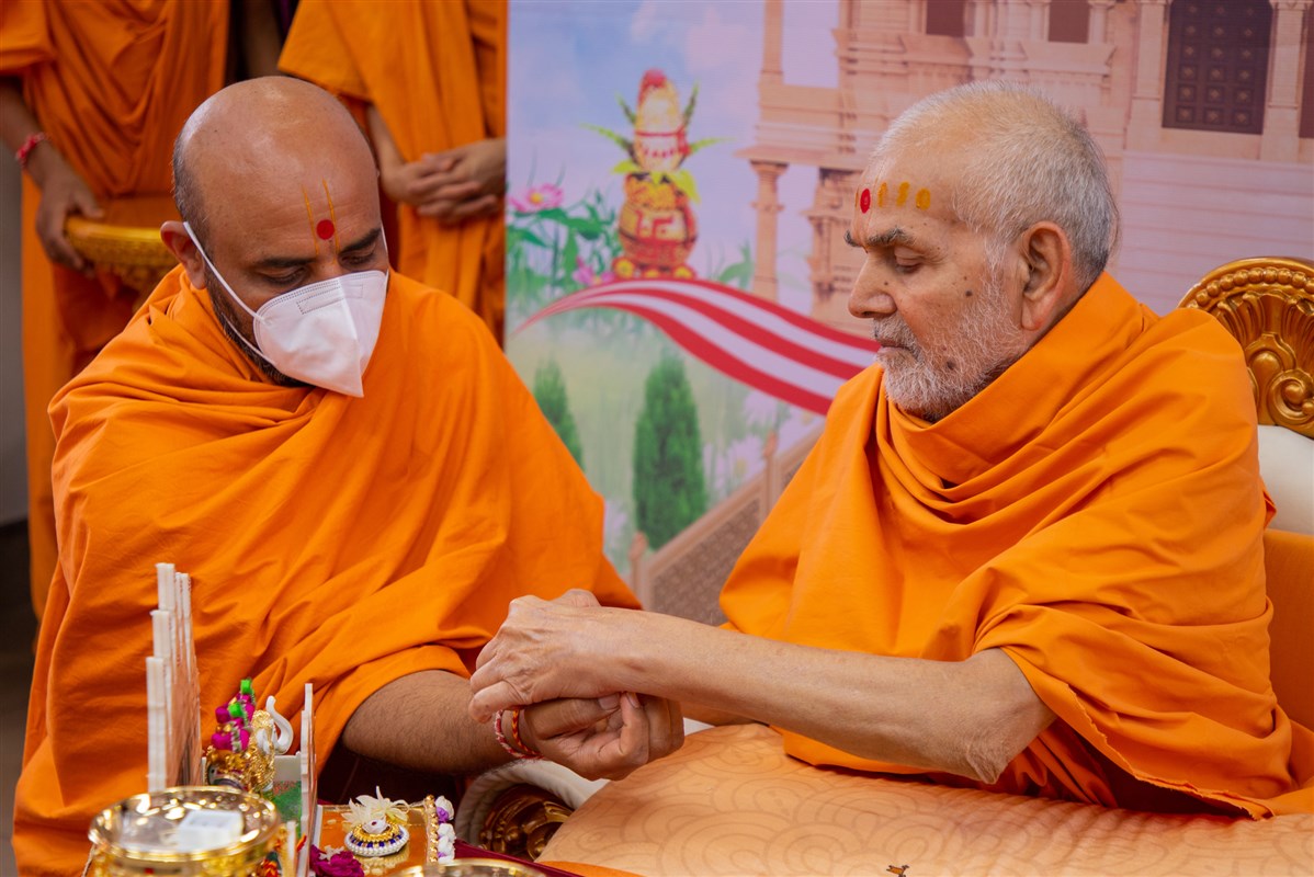 Swamishri ties a nadachhadi to Adhyatmaswarup Swami