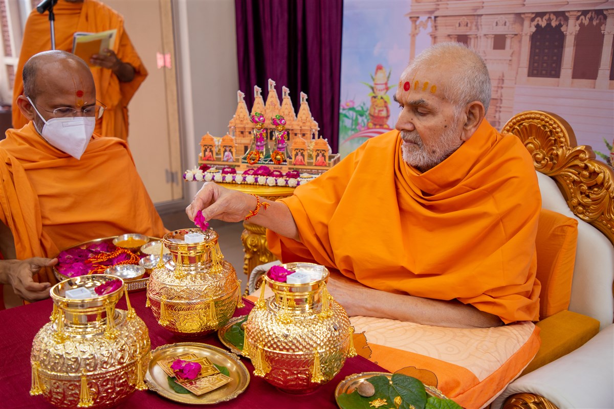 Swamishri performs pujan of the kalashes