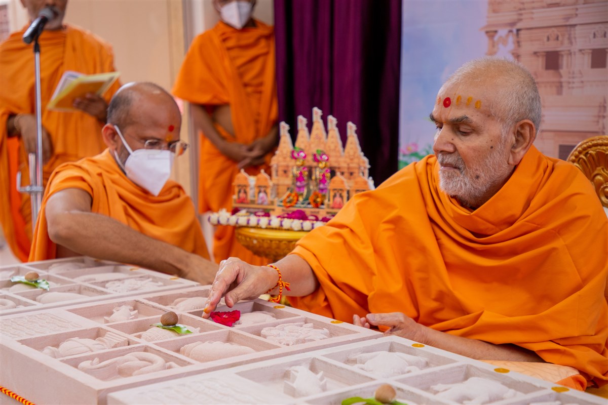 Swamishri performs pujan of the shilas