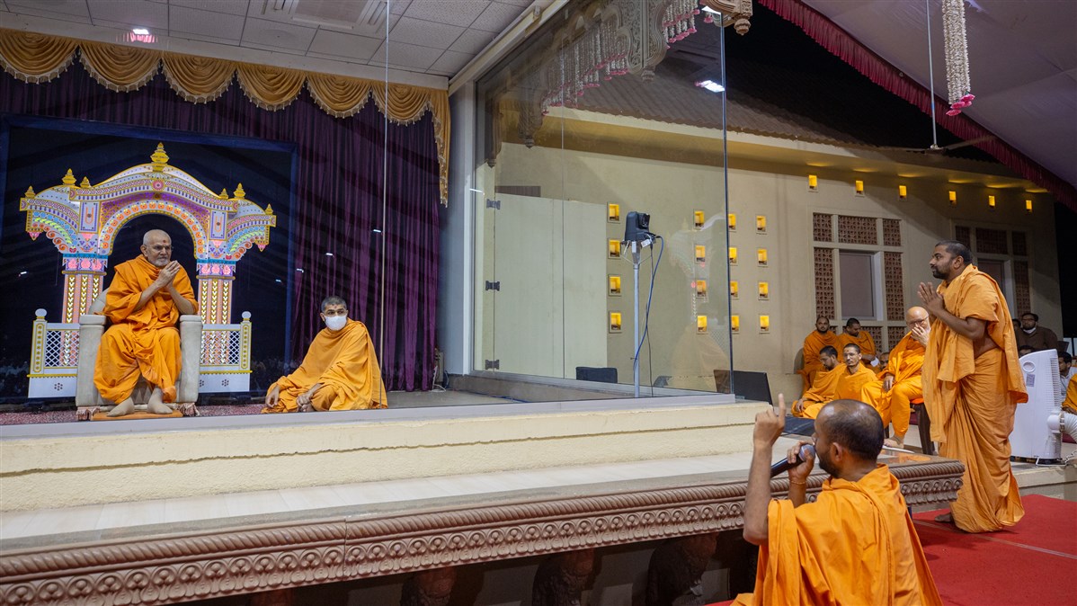 A swami reports before Swamishri