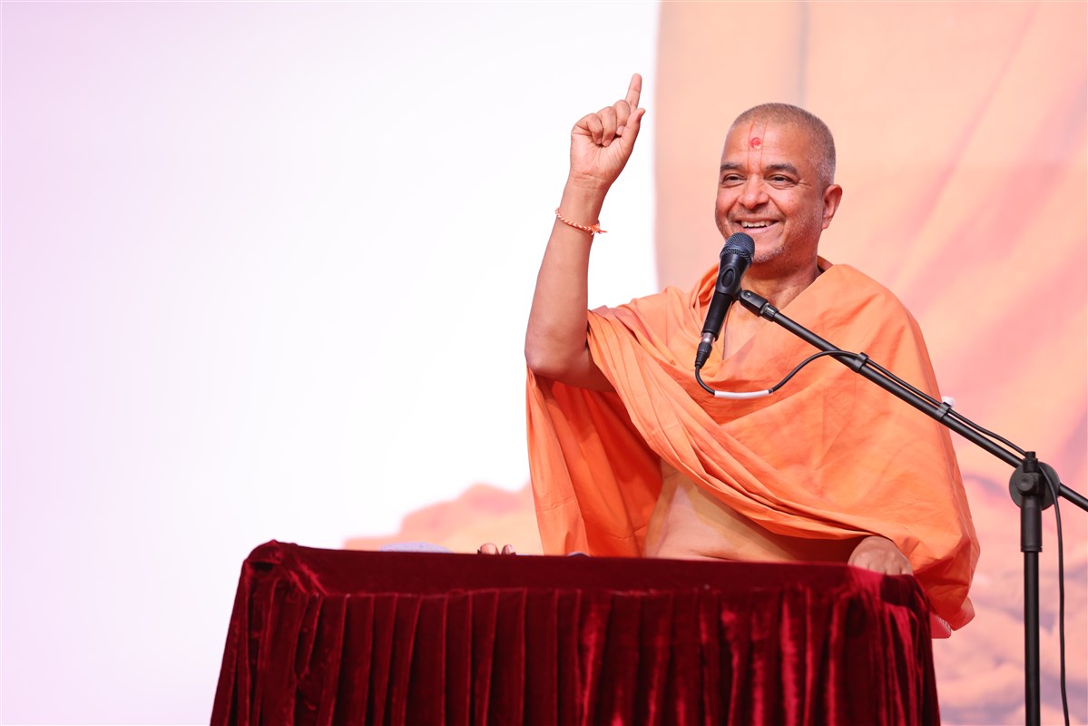Swami Brahmaviharidas inspires the assembly
