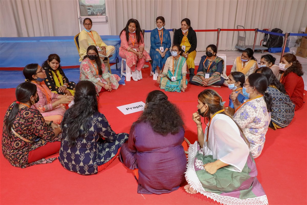 Women discuss the qualities of Pramukh Swami Maharaj that can inspire everyone's daily lives