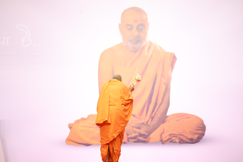 Swami Brahmaviharidas performs the arti