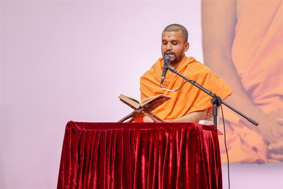 Swami Gurunayandas delivers a discourse on Gadhada I 67