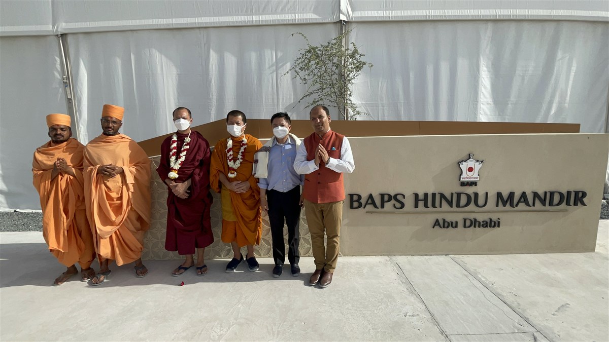 Thai Ambassador and Buddhist Monks Visit BAPS Hindu Mandir