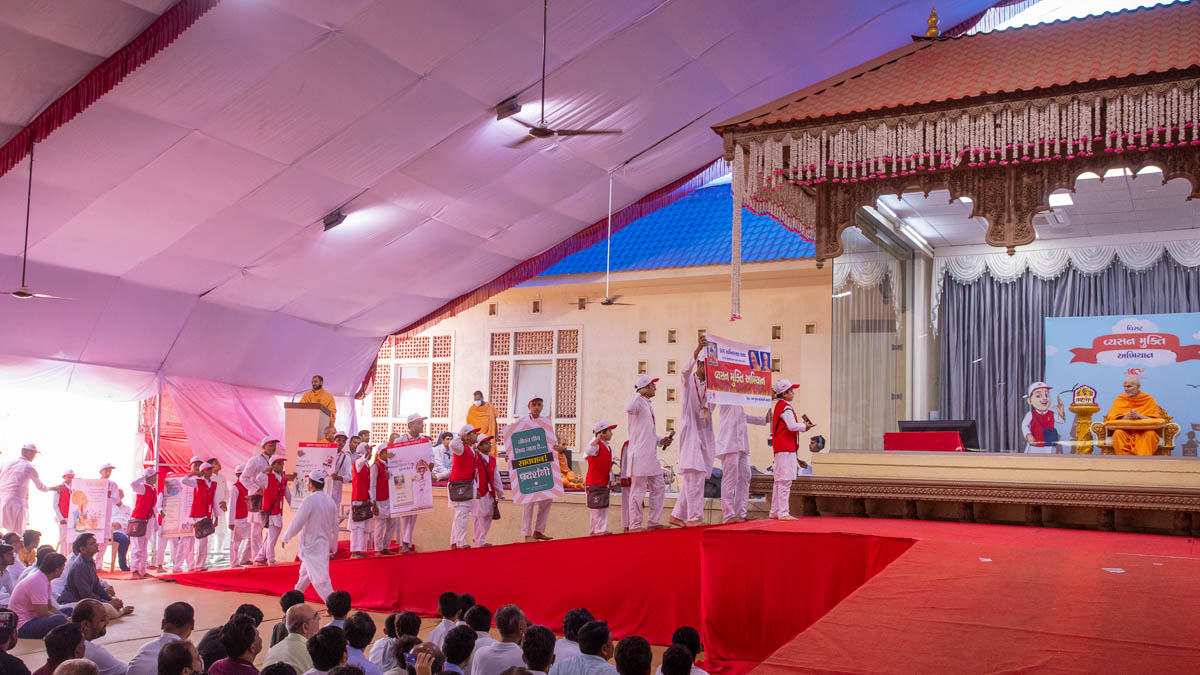 Children present a parade before Swamishri