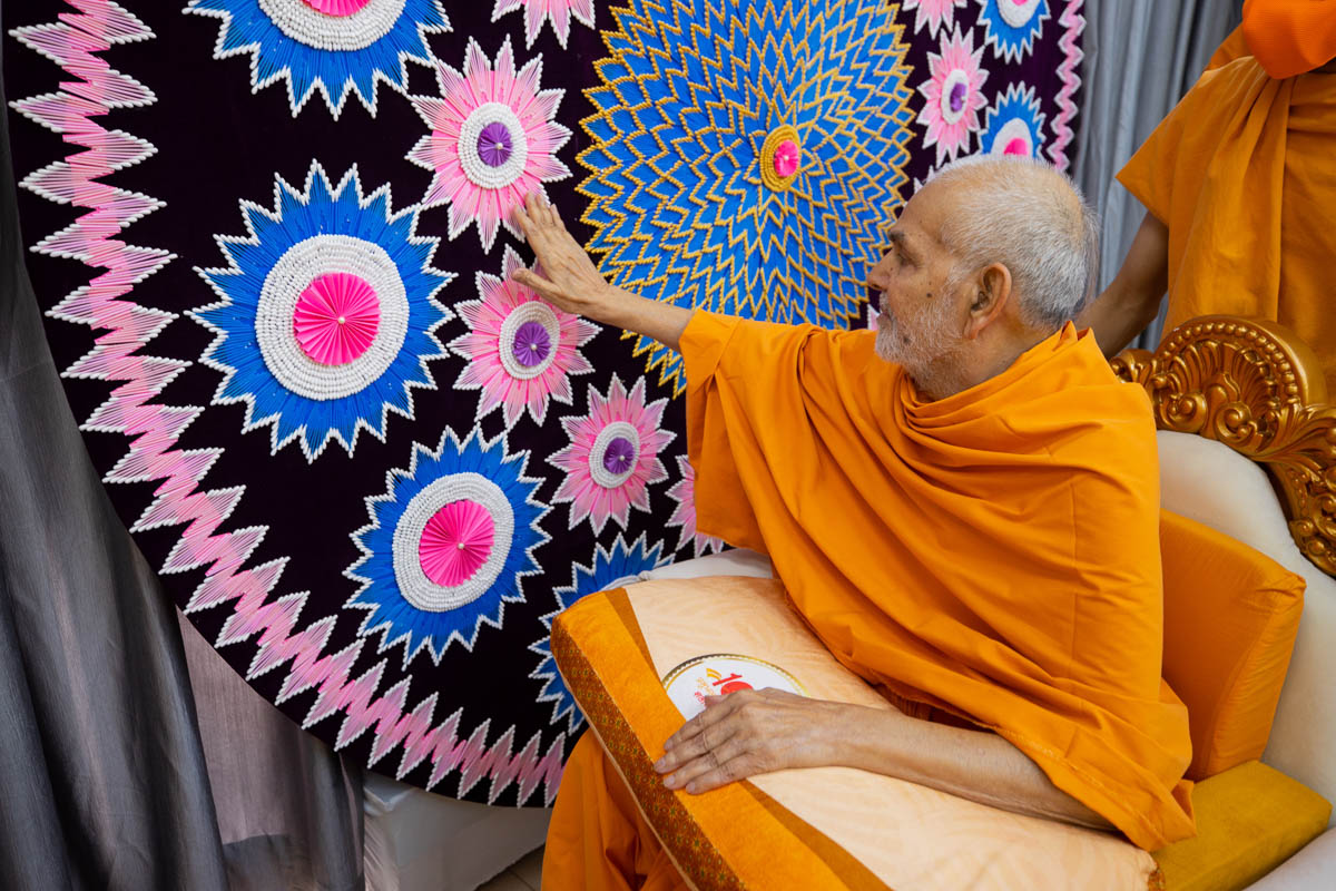 Swamishri sanctifies an artwork