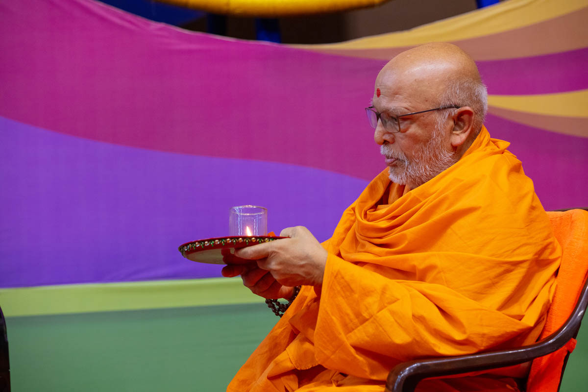 Pujya Ghanshyamcharan Swami performs the evening arti