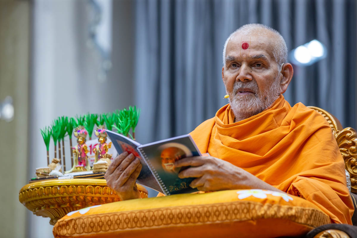 Swamishri blesses the evening satsang assembly