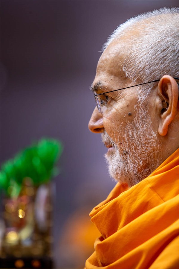 Swamishri during the samip darshan