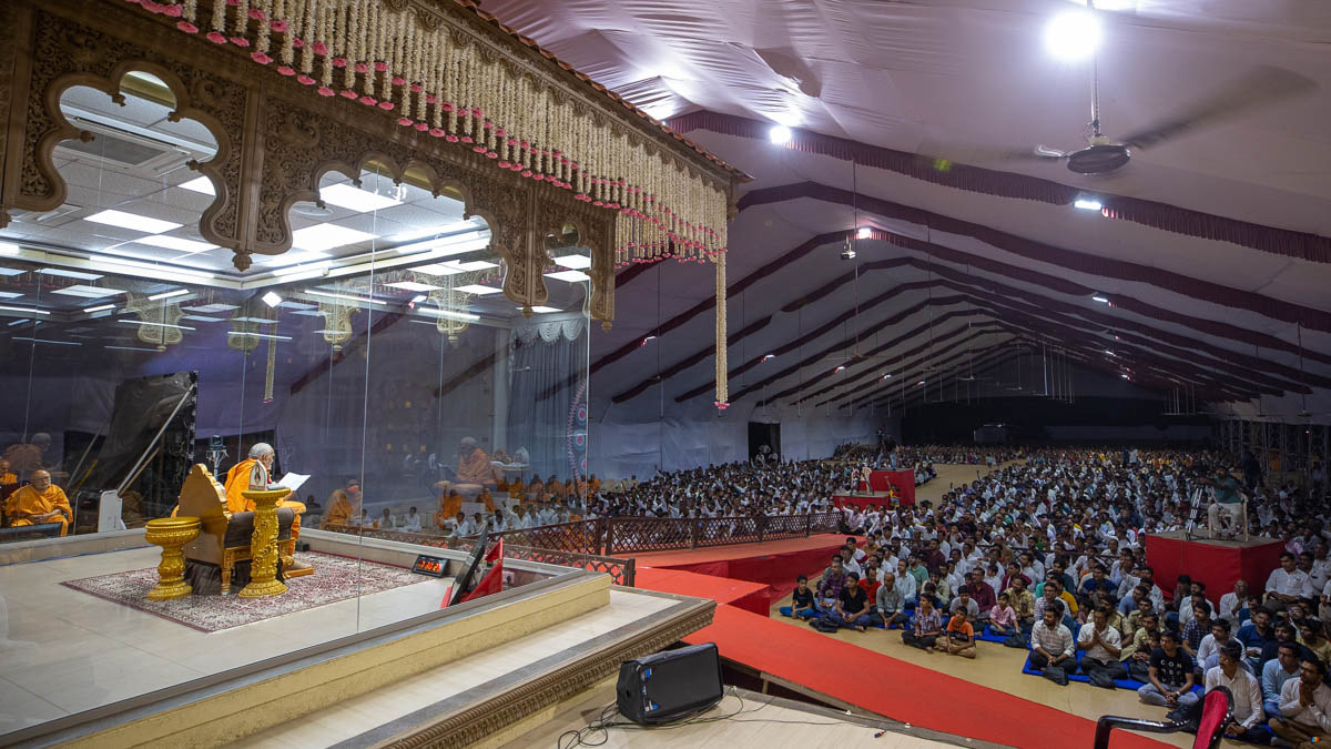 Devotees during the evening satsang assembly