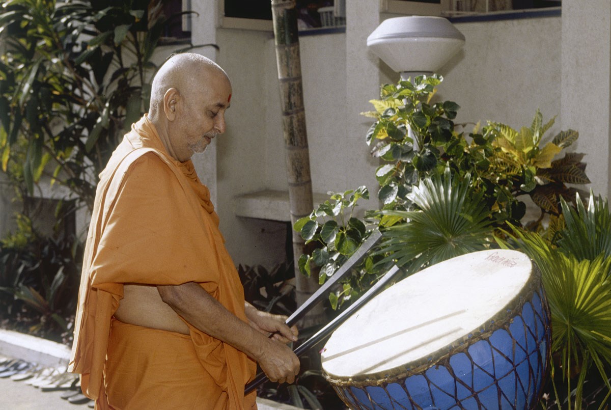 Swamishri plays nagara