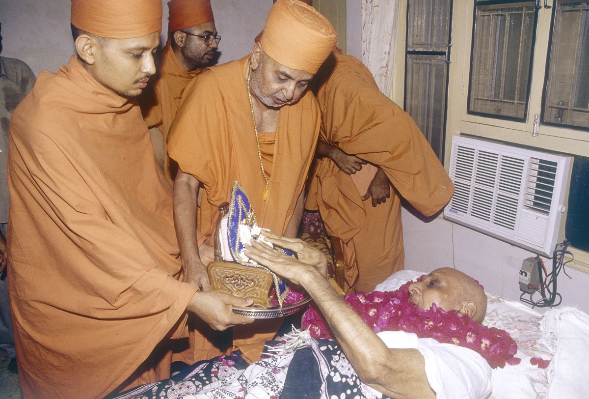 An ailing devotee doing darshan of Shri Harikrishna Maharaj