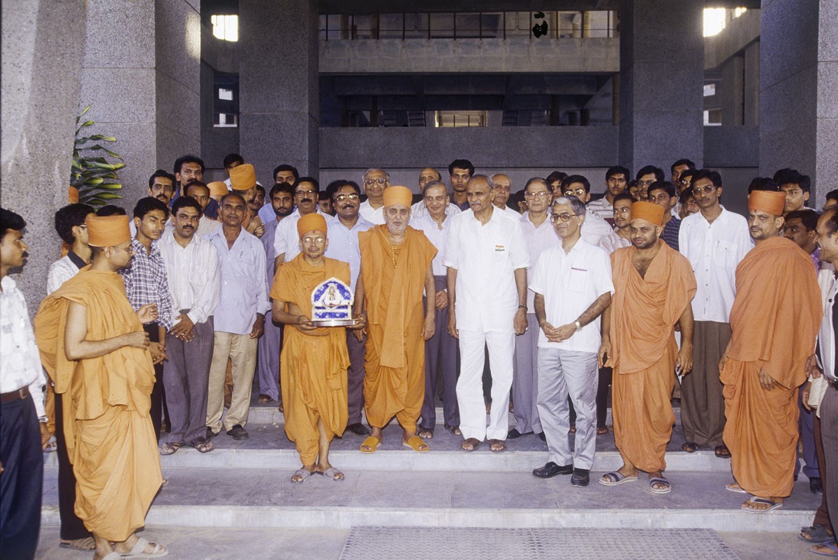 Swamishri and sadhus visit the Santram College of Fine Arts