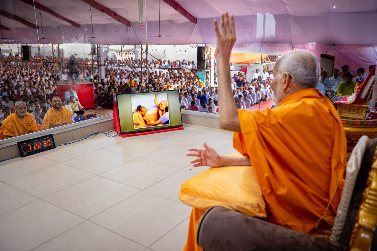 Swamishri recalls his memories with Brahmaswarup Yogiji Maharaj