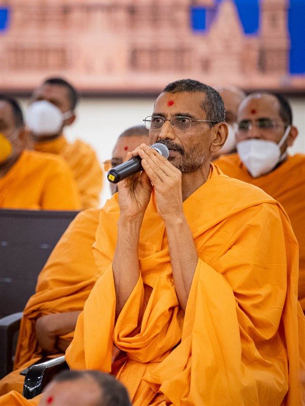 Akhileshwar Swami leads the recital of the daily prayers