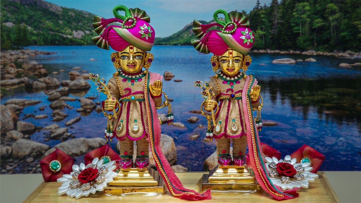 Shri Harikrishna Maharaj and Shri Gunatitanand Swami adorned in chandan garments 