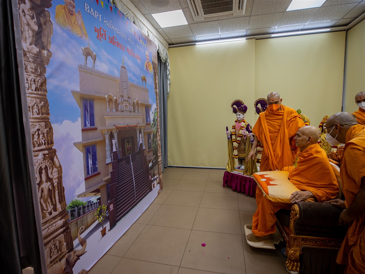 Swamishri observes an image of Sangli Mandir