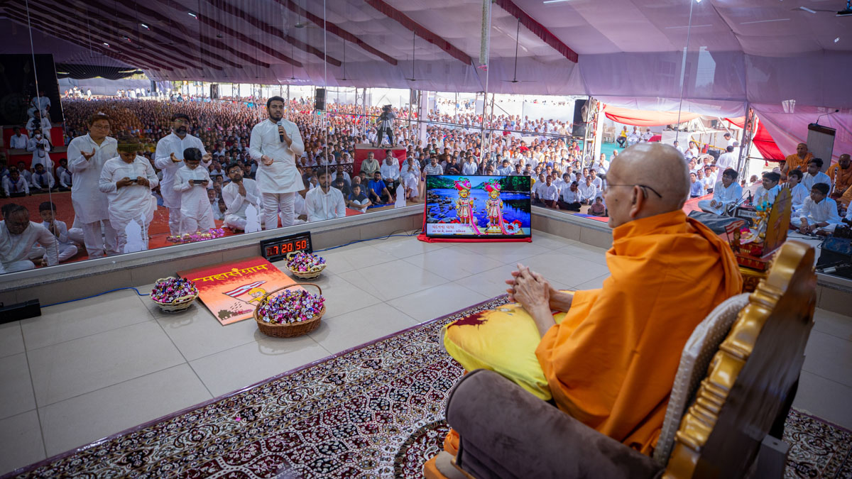 Karyakars and children give an invitation for the Bal Din assembly to Swamishri