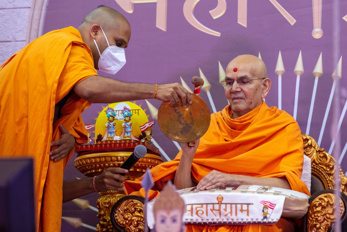 Swamishri plays a jhalar