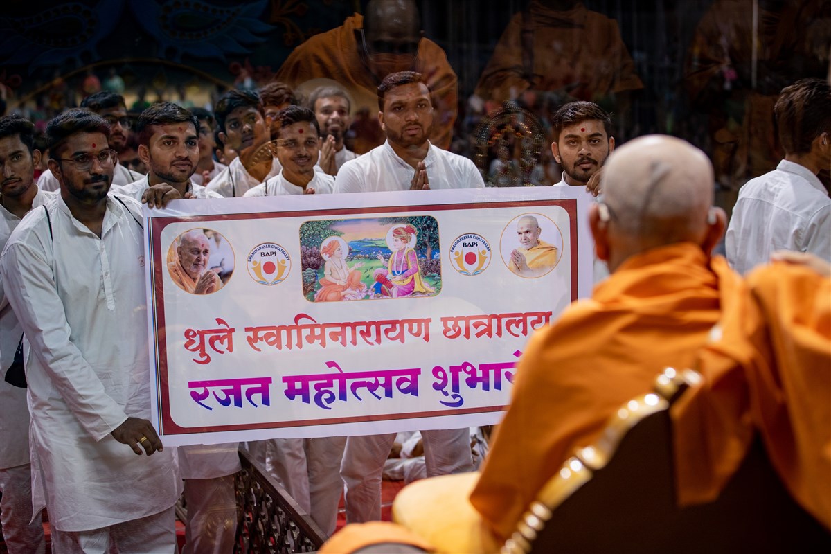 Students of BAPS Swaminarayan Chhatralaya, Dhule, doing darshan of Swamishri