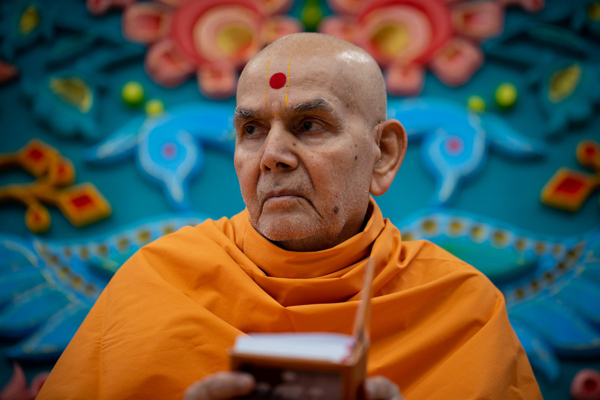 Swamishri blesses a balak