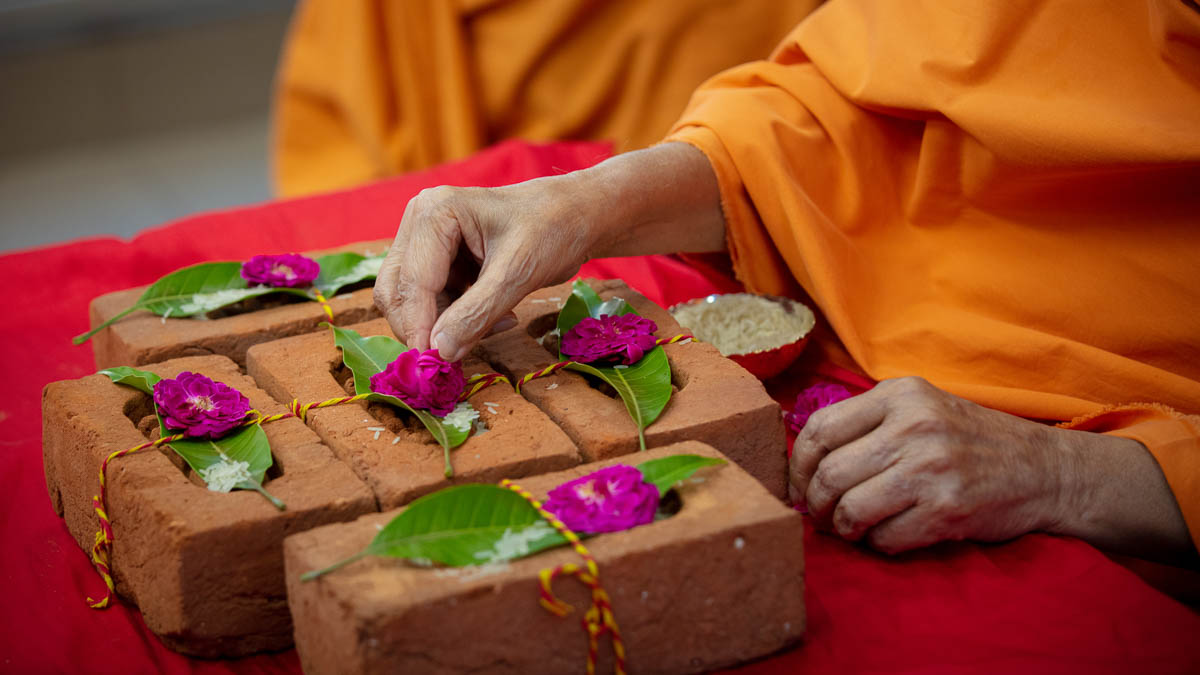 Swamishri sanctifies bricks