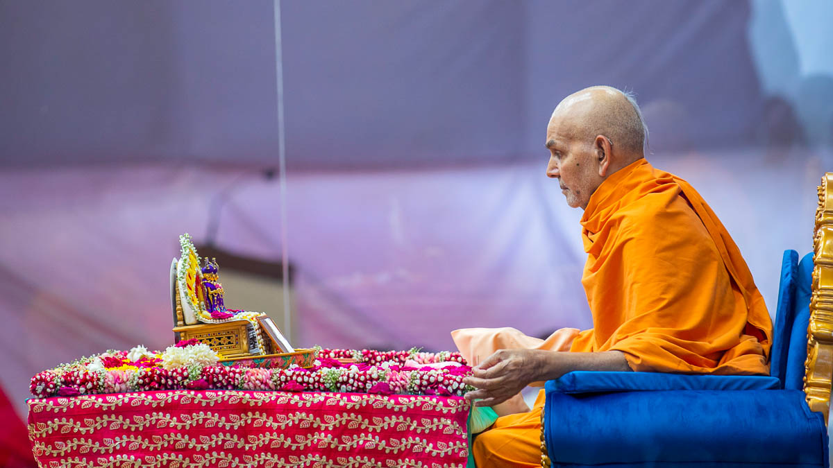 Swamishri performs his daily puja