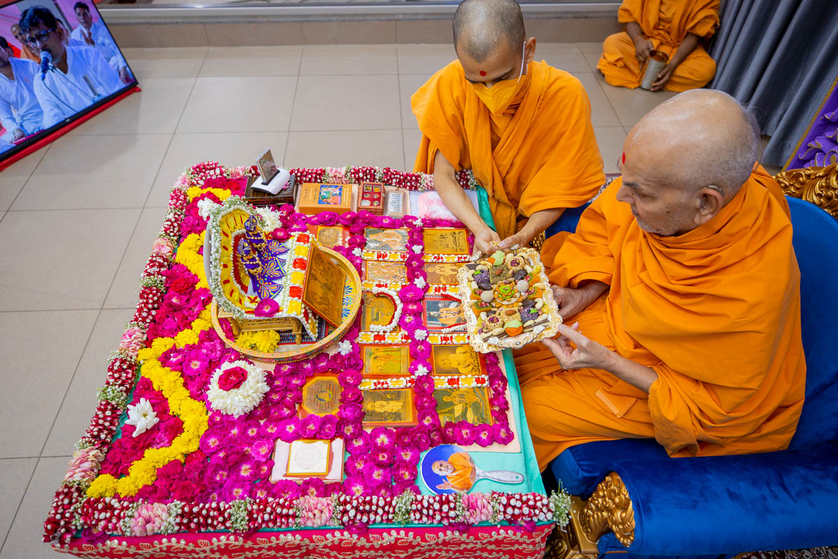Swamishri offers thal to Brahmaswarup Pramukh Swami Maharaj