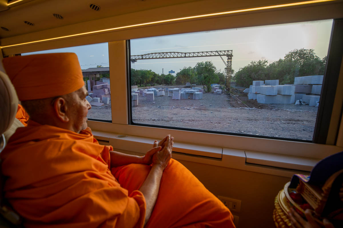 Swamishri observes the Kanad mandir construction work