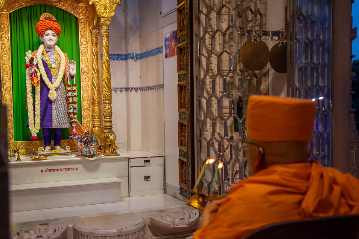 Pujya Ghanshyamcharan Swami performs the arti