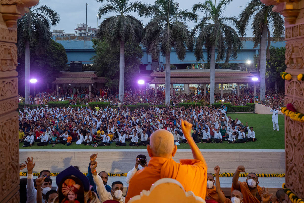 Swamishri and devotees hail 'Pramukh Swami Maharaj Shatabdi Mahotsav ni jai'