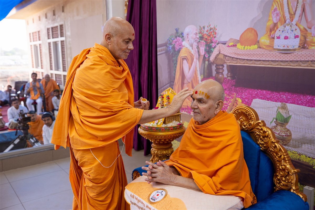 Pujya Viveksagar Swami applies chandan archa to Swamishri