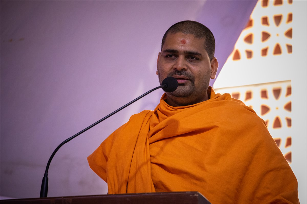 A swami addresses the evening satsang assembly