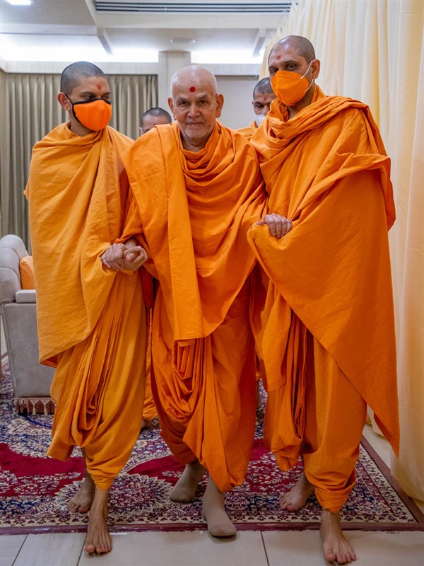 Swamishri in the afternoon