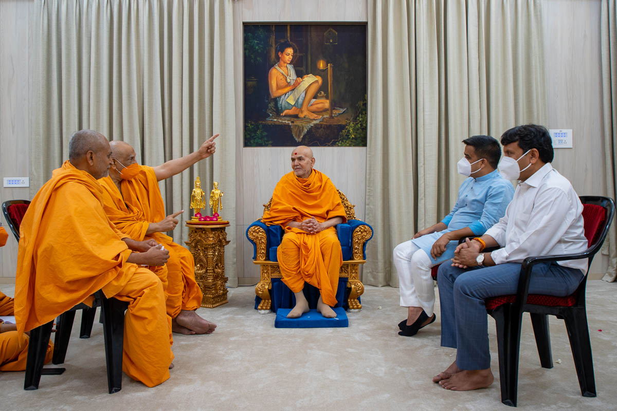 Swamishri, sadhus and dignitaries during the meeting