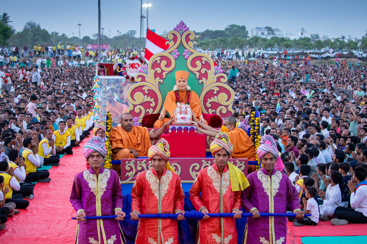 Youths pull the chariot of Brahmaswarup Pramukh Swami Maharaj