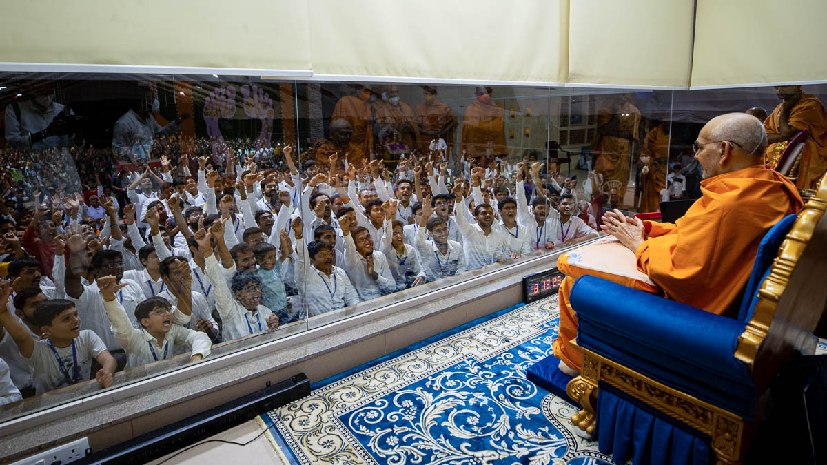 Children and youths hail 'Pramukh Swami Maharaj Shatabdi Mahotsav ni jai'