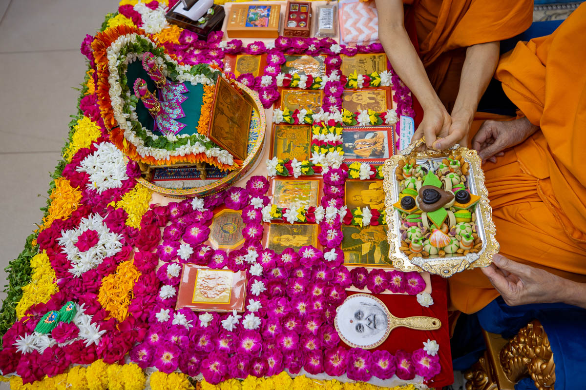 Thal is offered to Shri Guru Parampara