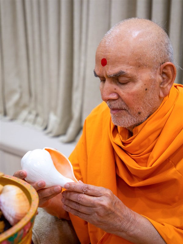 Swamishri observes a conch