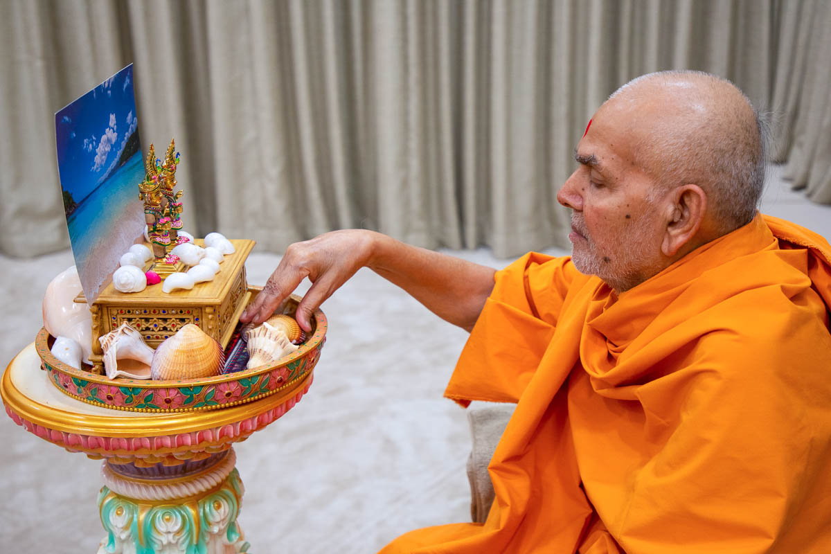Swamishri observes a conch