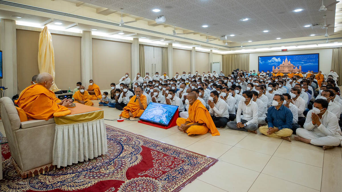 Swamishri during the assembly in the evening