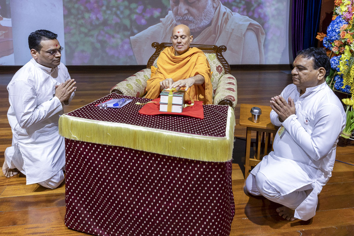 Pujya Viveksagar Swami inaugurates a Gujarati print publication: 'Brahmaswarup Shri Pramukh Swami Maharaj, Part 6'